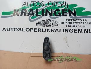 Gebruikte Ruit schakelaar elektrisch Hyundai Coupe 2.0i 16V Prijs € 19,99 Margeregeling aangeboden door Autosloperij Kralingen B.V.