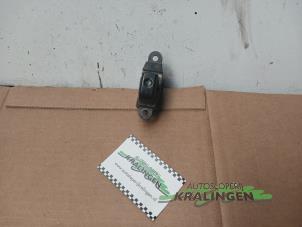 Gebruikte Ruit schakelaar elektrisch Hyundai H-1/H-200 2.5 Tdi Prijs € 9,99 Margeregeling aangeboden door Autosloperij Kralingen B.V.