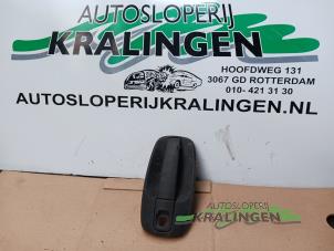 Gebruikte Handgreep Renault Trafic New (FL) 1.9 dCi 100 16V Prijs € 25,00 Margeregeling aangeboden door Autosloperij Kralingen B.V.