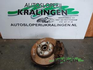 Gebruikte Fusee rechts-voor Toyota Yaris II (P9) 1.0 12V VVT-i Prijs € 50,00 Margeregeling aangeboden door Autosloperij Kralingen B.V.