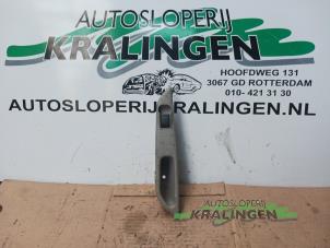 Gebruikte Schakelaar Elektrisch Raam Nissan Almera Tino (V10M) 1.8 16V Prijs € 9,99 Margeregeling aangeboden door Autosloperij Kralingen B.V.