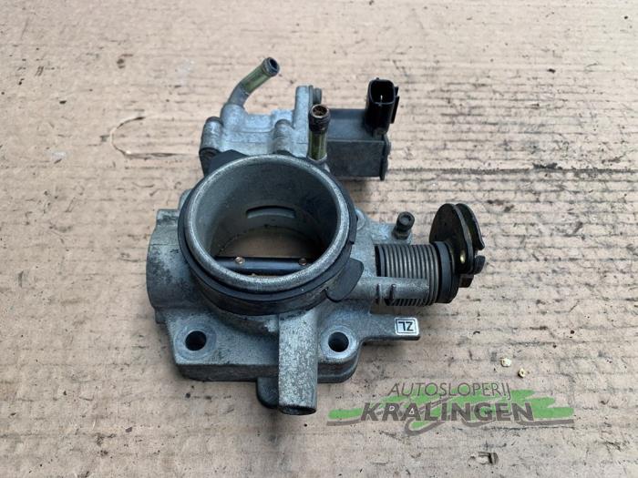 Gasklephuis van een Mazda 323 Fastbreak (BJ14) 1.5 LX,GLX 16V 1999