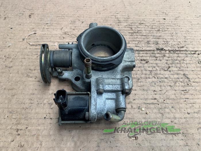 Gasklephuis van een Mazda 323 Fastbreak (BJ14) 1.5 LX,GLX 16V 1999