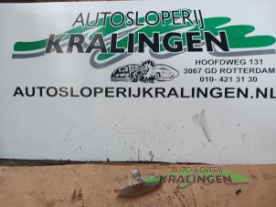 Gebruikte Pinker rechts Toyota Yaris (P1) 1.0 16V VVT-i Prijs € 25,00 Margeregeling aangeboden door Autosloperij Kralingen B.V.