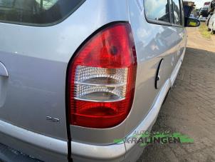 Gebruikte Achterlicht rechts Opel Zafira (F75) 2.2 16V Prijs € 25,00 Margeregeling aangeboden door Autosloperij Kralingen B.V.