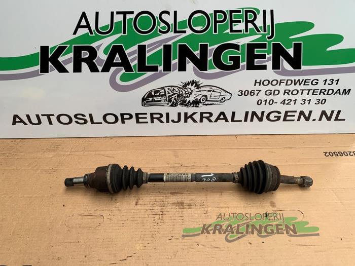 Gebruikte Aandrijfas links-voor Peugeot 208 I (CA/CC/CK/CL) 1.2 Vti 12V PureTech 82 Prijs € 24,99 Margeregeling aangeboden door Autosloperij Kralingen B.V.