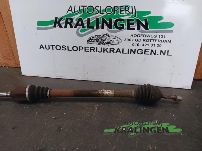 Gebruikte Aandrijfas rechts-voor Peugeot 207/207+ (WA/WC/WM) 1.4 16V VTi Prijs € 24,99 Margeregeling aangeboden door Autosloperij Kralingen B.V.