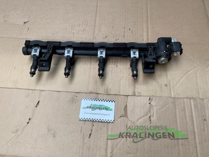 Gebruikte Injector brug Ford Fiesta 6 (JA8) 1.25 16V Prijs € 40,00 Margeregeling aangeboden door Autosloperij Kralingen B.V.