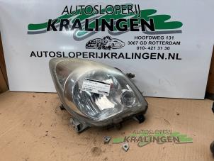 Gebruikte Koplamp rechts Daihatsu Cuore (L251/271/276) 1.0 12V DVVT Prijs € 24,99 Margeregeling aangeboden door Autosloperij Kralingen B.V.