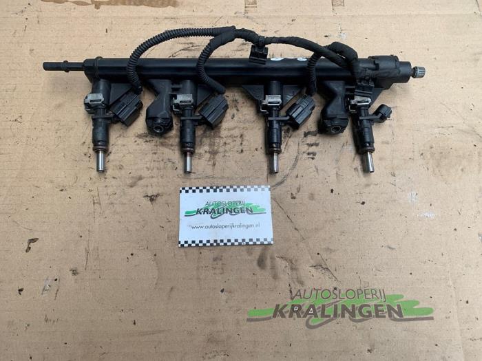 Gebruikte Injector brug Peugeot 308 (4A/C) 1.6 VTI 16V Prijs € 50,00 Margeregeling aangeboden door Autosloperij Kralingen B.V.