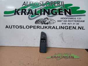 Gebruikte Raam schakelaar elektrisch BMW 1 serie (E81) 118d 16V Prijs € 34,99 Margeregeling aangeboden door Autosloperij Kralingen B.V.