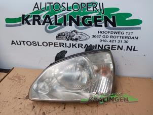 Gebruikte Koplamp links Kia Carens II (FJ) 1.8i 16V Prijs € 24,99 Margeregeling aangeboden door Autosloperij Kralingen B.V.