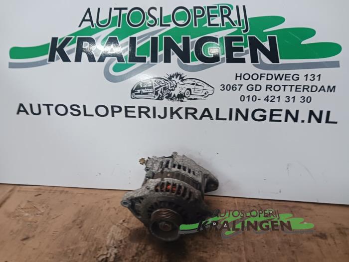 Dynamo van een Nissan Almera (N16) 1.5 16V 2005