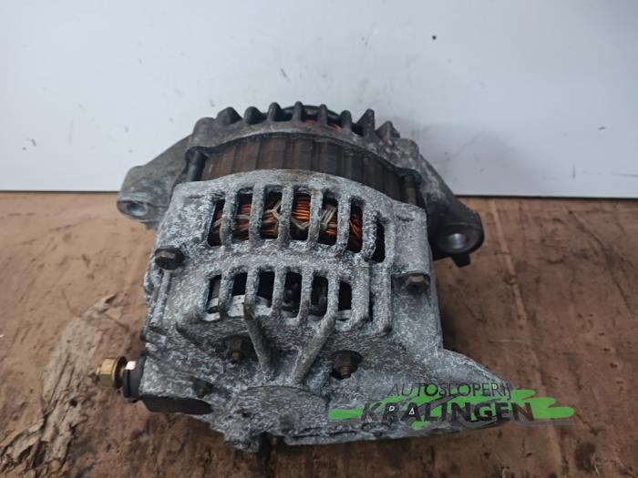 Dynamo van een Nissan Almera (N16) 1.5 16V 2005