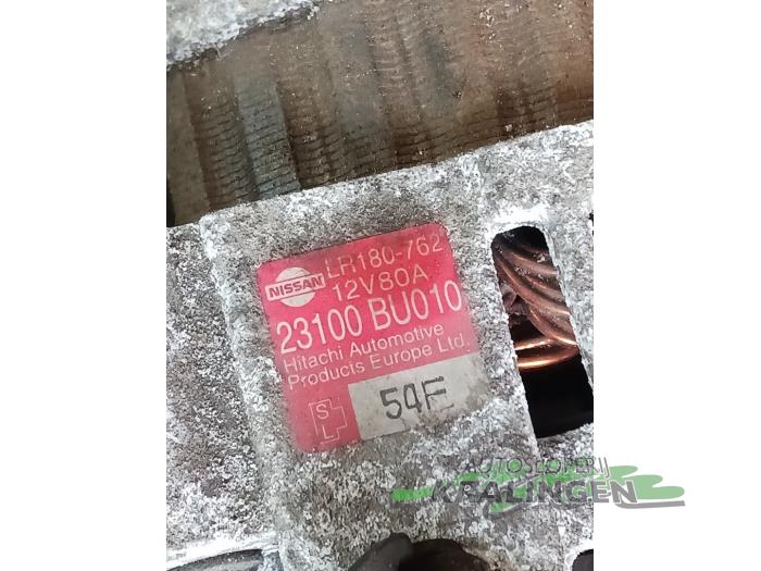 Dynamo van een Nissan Almera (N16) 1.5 16V 2005