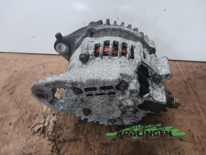 Dynamo van een Nissan Almera (N16) 1.5 16V 2005