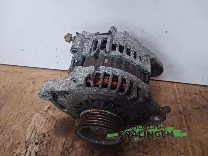 Dynamo van een Nissan Almera (N16) 1.5 16V 2005