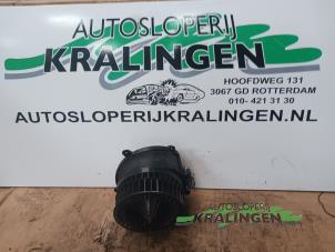Gebruikte Chaufage Ventilatiemotor Mercedes CLK (C208) 2.0 200 16V Prijs € 75,00 Margeregeling aangeboden door Autosloperij Kralingen B.V.