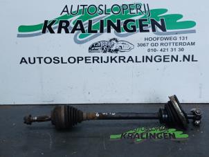 Gebruikte Aandrijfas links-voor Renault Clio II (BB/CB) 1.2 16V Prijs € 24,99 Margeregeling aangeboden door Autosloperij Kralingen B.V.