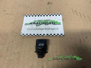 Gebruikte Schakelaar Elektrisch Raam Alfa Romeo GT (937) 1.9 JTD 16V Multijet Prijs € 25,00 Margeregeling aangeboden door Autosloperij Kralingen B.V.