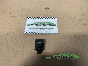 Gebruikte Schakelaar Elektrisch Raam Alfa Romeo GT (937) 1.9 JTD 16V Multijet Prijs € 25,00 Margeregeling aangeboden door Autosloperij Kralingen B.V.