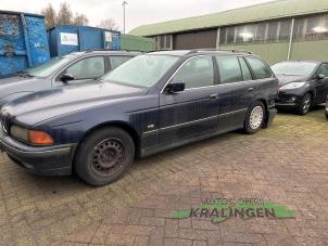 Gebruikte Deur 4Deurs links-achter BMW 5 serie Touring (E39) 523i 24V Prijs € 74,99 Margeregeling aangeboden door Autosloperij Kralingen B.V.