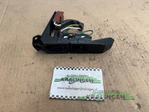 Gebruikte Schakelaar Elektrisch Raam Rover 45 1.8 16V Prijs € 24,99 Margeregeling aangeboden door Autosloperij Kralingen B.V.