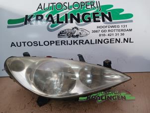 Gebruikte Koplamp rechts Peugeot 307 (3A/C/D) 1.6 16V Prijs € 34,99 Margeregeling aangeboden door Autosloperij Kralingen B.V.