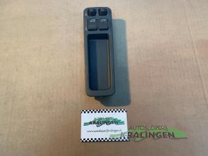 Gebruikte Ruit schakelaar elektrisch Volvo V40 (VW) 1.8 16V Prijs € 9,99 Margeregeling aangeboden door Autosloperij Kralingen B.V.