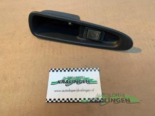 Gebruikte Elektrisch Raam Schakelaar Volvo S40 (VS) 2.0 16V Prijs € 9,99 Margeregeling aangeboden door Autosloperij Kralingen B.V.