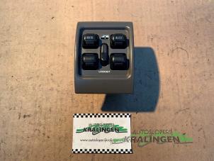 Gebruikte Ruit schakelaar elektrisch Chrysler PT Cruiser 2.0 16V Prijs € 29,99 Margeregeling aangeboden door Autosloperij Kralingen B.V.
