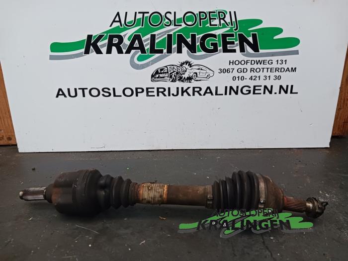 Gebruikte Aandrijfas links-voor Peugeot 407 (6D) 3.0 V6 24V VVT Prijs € 24,99 Margeregeling aangeboden door Autosloperij Kralingen B.V.