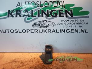 Gebruikte Elektrisch Raam Schakelaar Ford Fiesta 6 (JA8) 1.25 16V Prijs € 19,99 Margeregeling aangeboden door Autosloperij Kralingen B.V.