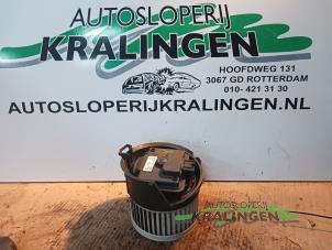 Gebruikte Chaufage Ventilatiemotor Peugeot 407 (6D) 3.0 V6 24V VVT Prijs € 24,99 Margeregeling aangeboden door Autosloperij Kralingen B.V.