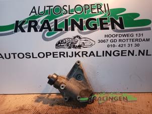 Gebruikte Dynamosteun boven Renault Clio II (BB/CB) 1.2 16V Prijs € 29,99 Margeregeling aangeboden door Autosloperij Kralingen B.V.