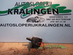 Gebruikte Richtingaanwijzer Schakelaar Renault Clio III (BR/CR) 1.2 16V 75 Prijs € 24,99 Margeregeling aangeboden door Autosloperij Kralingen B.V.