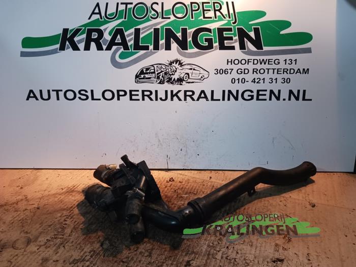 Gebruikte Thermostaathuis Peugeot 308 (4A/C) 1.6 VTI 16V Prijs € 39,99 Margeregeling aangeboden door Autosloperij Kralingen B.V.