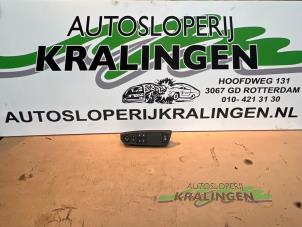 Gebruikte Ruit schakelaar elektrisch Fiat Stilo (192A/B) 1.6 16V 3-Drs. Prijs € 19,99 Margeregeling aangeboden door Autosloperij Kralingen B.V.