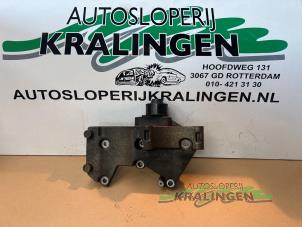 Gebruikte Dynamosteun boven Renault Clio III (BR/CR) 1.2 16V 75 Prijs € 49,99 Margeregeling aangeboden door Autosloperij Kralingen B.V.