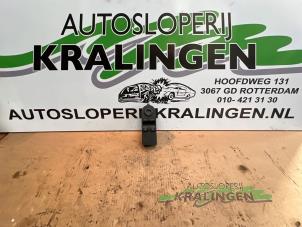 Gebruikte Ruit schakelaar elektrisch Opel Astra H (L48) 1.6 16V Twinport Prijs € 49,99 Margeregeling aangeboden door Autosloperij Kralingen B.V.