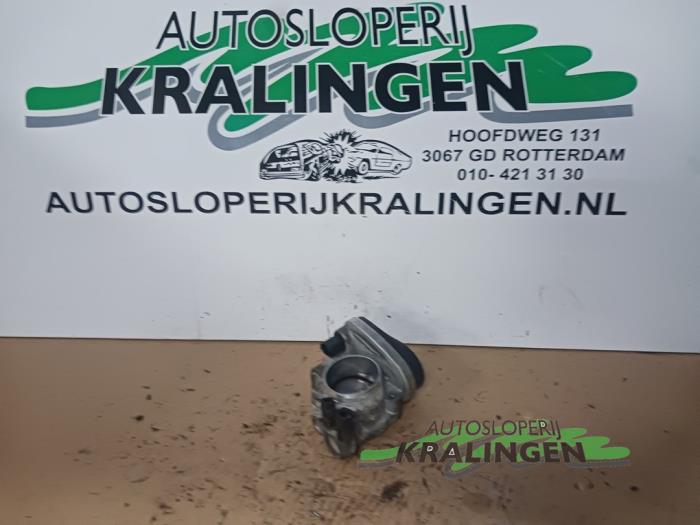 Gasklephuis van een Volkswagen Golf V (1K1) 2.0 FSI 16V 2004