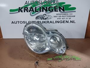 Gebruikte Koplamp rechts Mercedes C (W203) 2.2 C-200 CDI 16V Prijs € 49,99 Margeregeling aangeboden door Autosloperij Kralingen B.V.