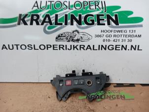 Gebruikte Elektrisch Raam Schakelaar Peugeot Partner (GC/GF/GG/GJ/GK) 1.6 HDI 90 16V Prijs € 19,99 Margeregeling aangeboden door Autosloperij Kralingen B.V.