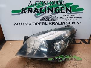 Gebruikte Koplamp links Opel Astra H GTC (L08) 1.6 16V Twinport Prijs € 249,99 Margeregeling aangeboden door Autosloperij Kralingen B.V.