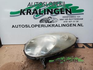 Gebruikte Koplamp links Nissan Micra (K12) 1.2 16V Prijs € 24,99 Margeregeling aangeboden door Autosloperij Kralingen B.V.