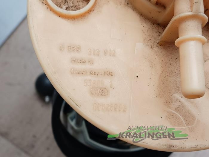 Benzinepomp van een Alfa Romeo 156 (932) 1.8 Twin Spark 16V 2000