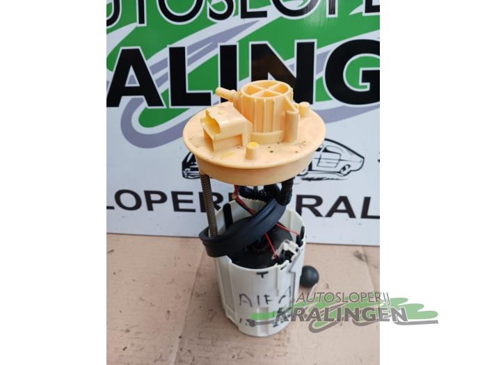 Benzinepomp van een Alfa Romeo 156 (932) 1.8 Twin Spark 16V 2000