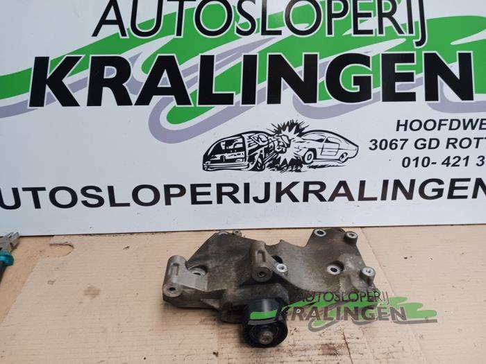 Gebruikte Dynamosteun onder Renault Clio III (BR/CR) 1.2 16V 75 Prijs op aanvraag aangeboden door Autosloperij Kralingen B.V.