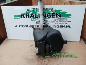 Gebruikte Ruitensproeiertank voor Peugeot 307 CC (3B) 2.0 16V Prijs € 24,99 Margeregeling aangeboden door Autosloperij Kralingen B.V.