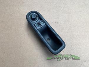 Gebruikte Schakelaar Elektrisch Raam Renault Clio III (BR/CR) 1.5 dCi FAP Prijs € 19,95 Margeregeling aangeboden door Autosloperij Kralingen B.V.